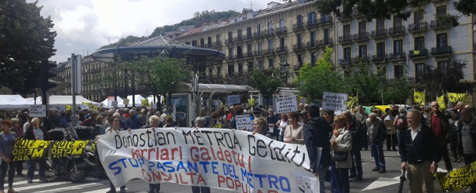 Manifestación en contra del metro de Donostia.