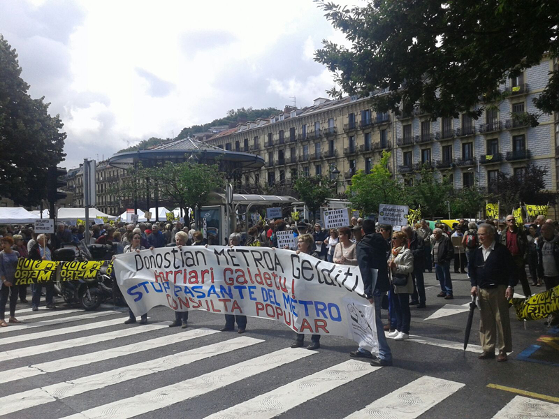 Manifestación en contra del metro de Donostia.