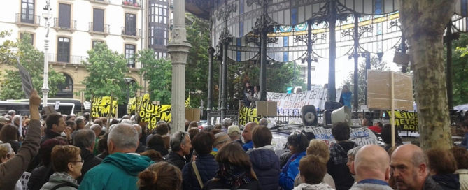 Manifestación en contra del metro de Donostia.