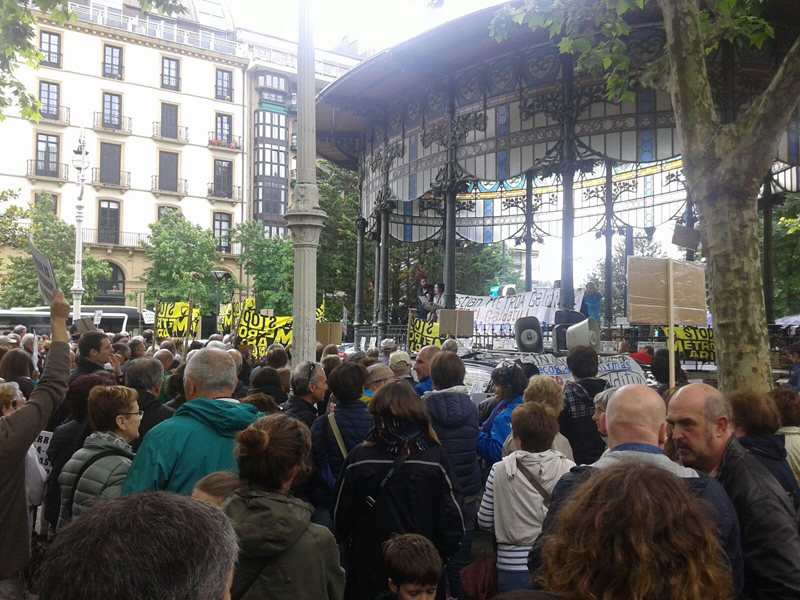 Manifestación en contra del metro de Donostia.
